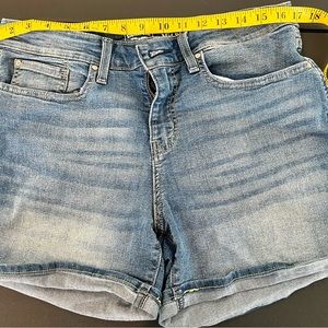 Signature Levi Mid-Rise Shorts